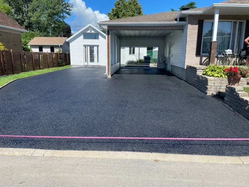 Stationnement en asphalte devant un garage double