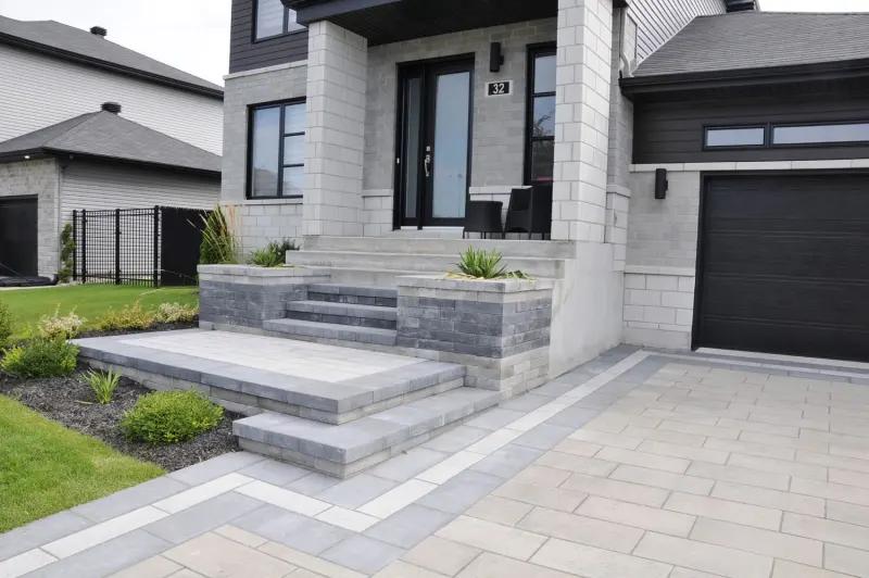 Marches et entrée en pavé uni devant une maison moderne