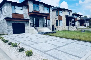 Entrée en grandes dalles devant des maisons neuves